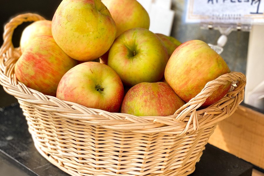 Various apple varieties displayed for baking and cooking guide