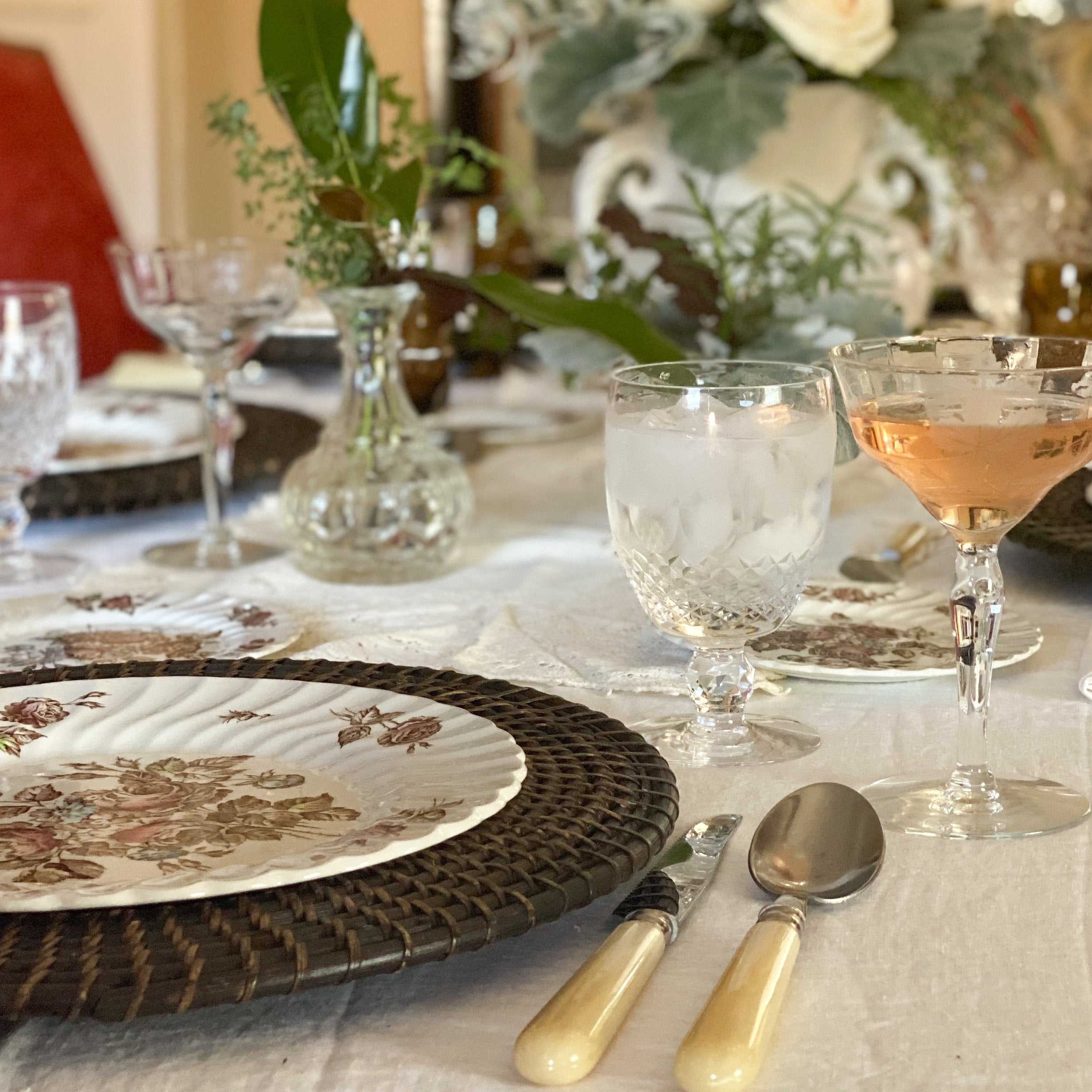 How to Host the Perfect Friendsgiving Feast: Complete Guide & Menu Ideas